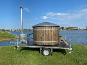 Hot tub Standard with a lid on the trailer - Image 3
