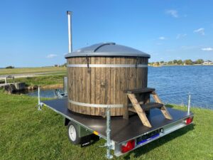 Hot tub Standard with a lid on the trailer